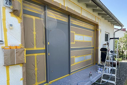 Fenster & Türen: Neubeschichtung einer Haustüre